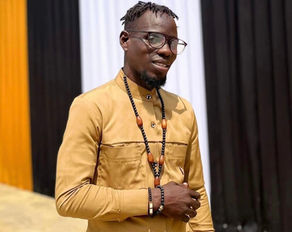 NGUINDU MINKUNGA APRESENTA CANÇÕES EM KIYOMBE APÓS FORMAÇÃO ESPIRITUAL E MUSICAL NO REINO DE TADIDIAMBUISSU