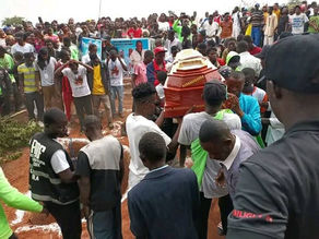 “CALANDULA CHORA DEMOLA SAUTITA: MILHARES DESPEDEM-SE DO JOVEM SONHADOR”