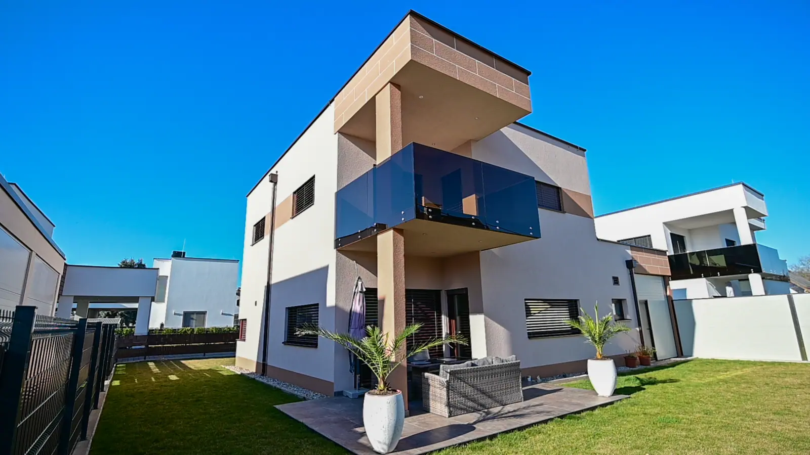 Modernes Wohnhaus mit markanten Balkonen in Feldkirchen