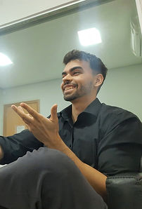 Psicólogo fala com cliente em terapia