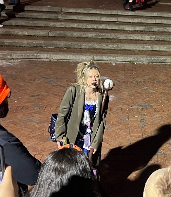 Guide Allie with customers