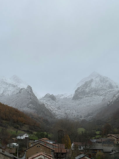 Cumbres nevadas de los Picos de Europa desde Salamón, León