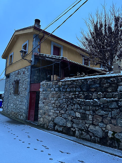 Fachada de Legendarium Casa Rural construida sobre roca natural, Salamón, León