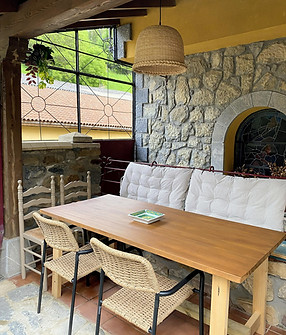 Porche de madera con mesa exterior en Legendarium Casa Rural, Salamón