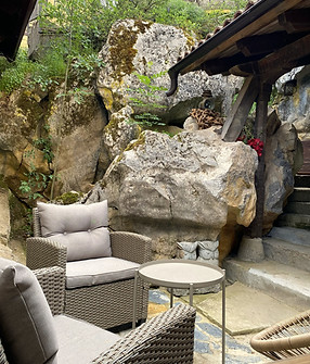Zona chill out exterior con sillones en Legendarium Casa Rural, Salamón