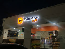 El Café Restaurante en la noche.
