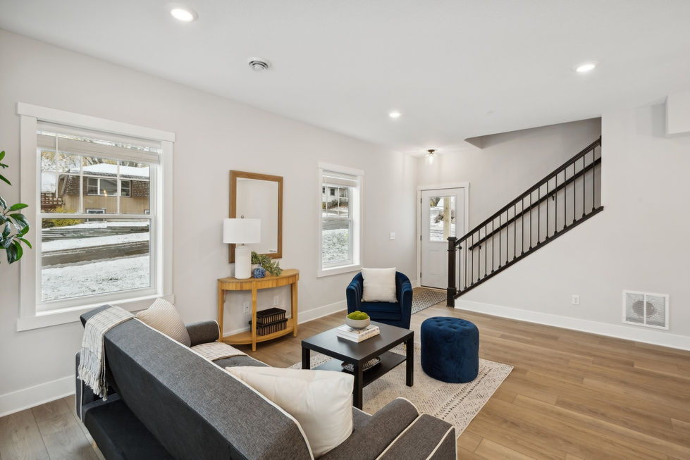 06_3401DouglasDriveN_2006_DownloadforMLS_2000x1333