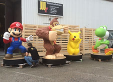 Mario, Donkey Kong, Pikachu och Yoshi statyer
