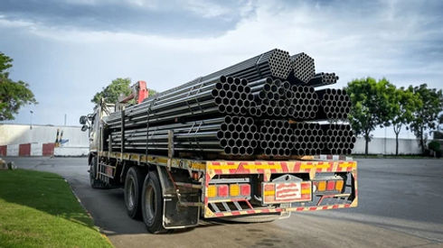 trucks-long-trailers-carrying-steel-260nw-2372883841_edited.jpg