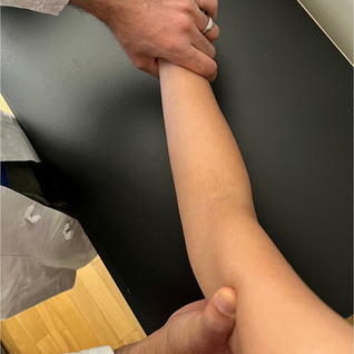 Valgus stress test (Albue)