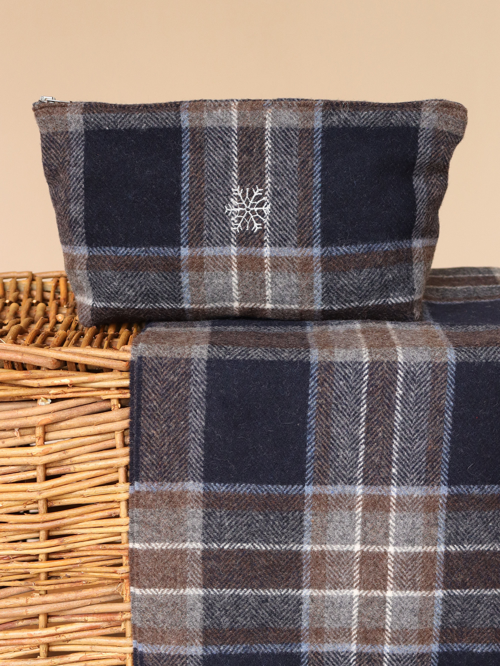 | Pochette personalizzate con ricamo | Lana tartan blu notte