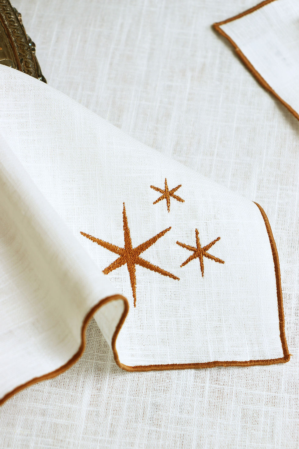 Thumbnail: Set of 4 linen napkins embroidered with vintage stars | BAGLIORI