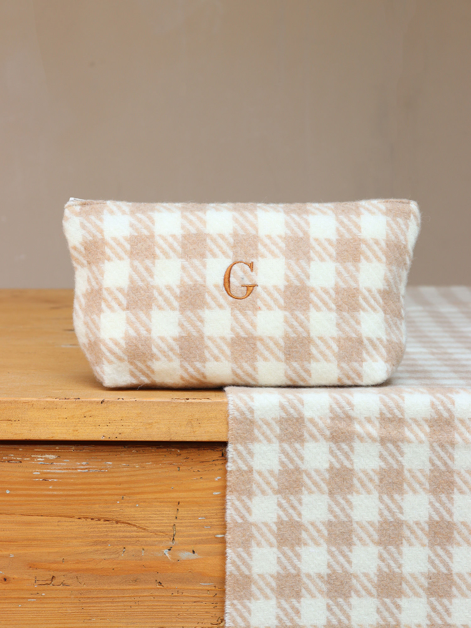 | Pochette personalizzate con ricamo | Quadro panna caramello
