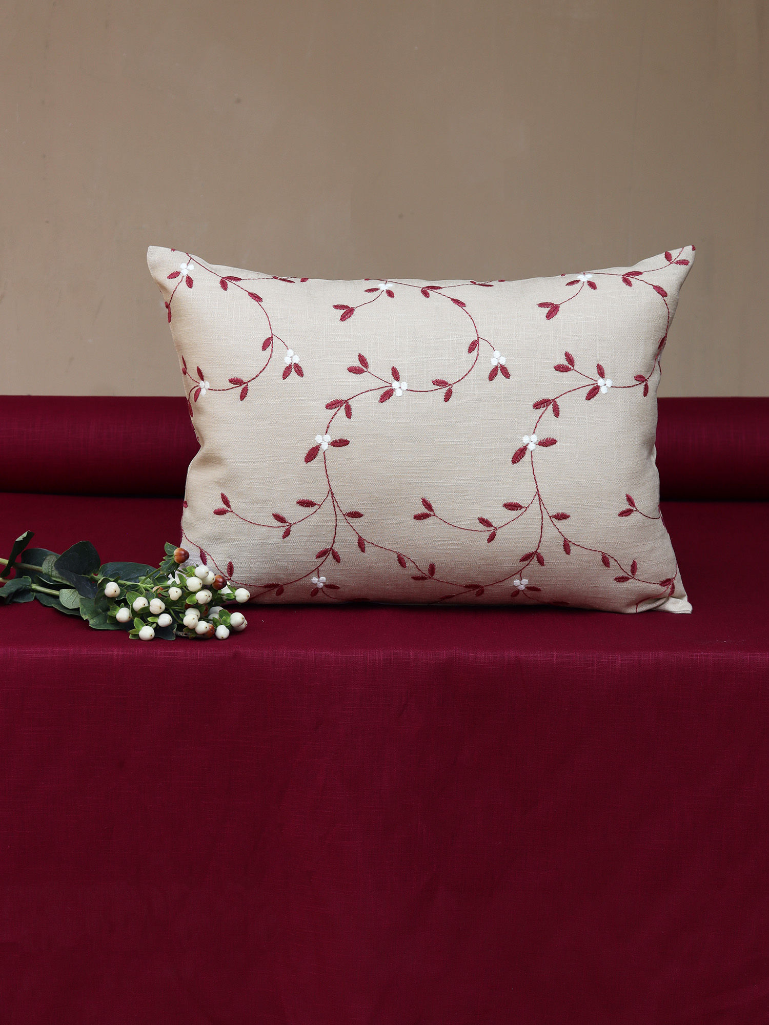 Cuscino in puro lino ricamato | VISCHIO beige e bordeaux