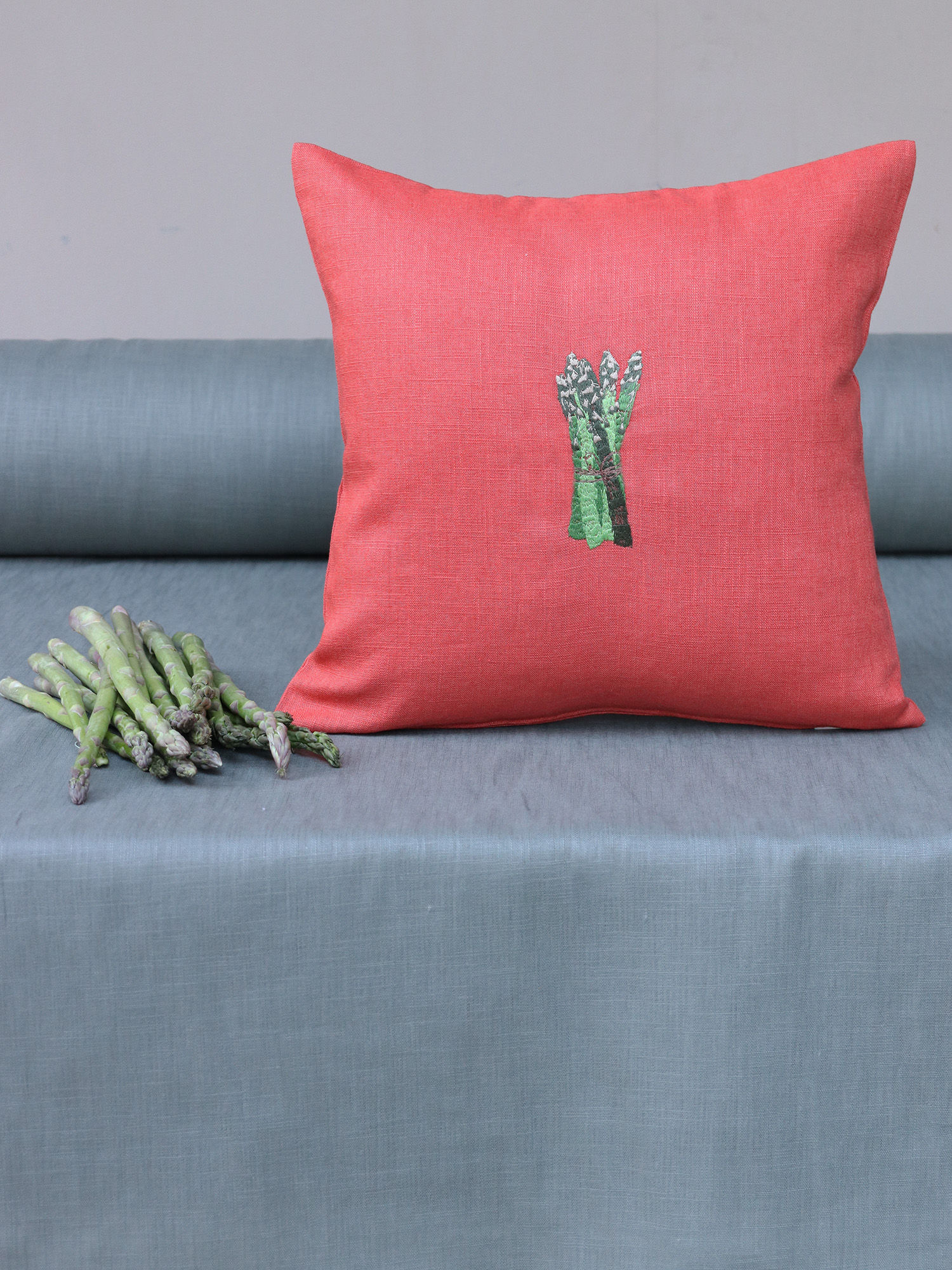 Cuscino in lino ricamato con asparagi | VERDURA