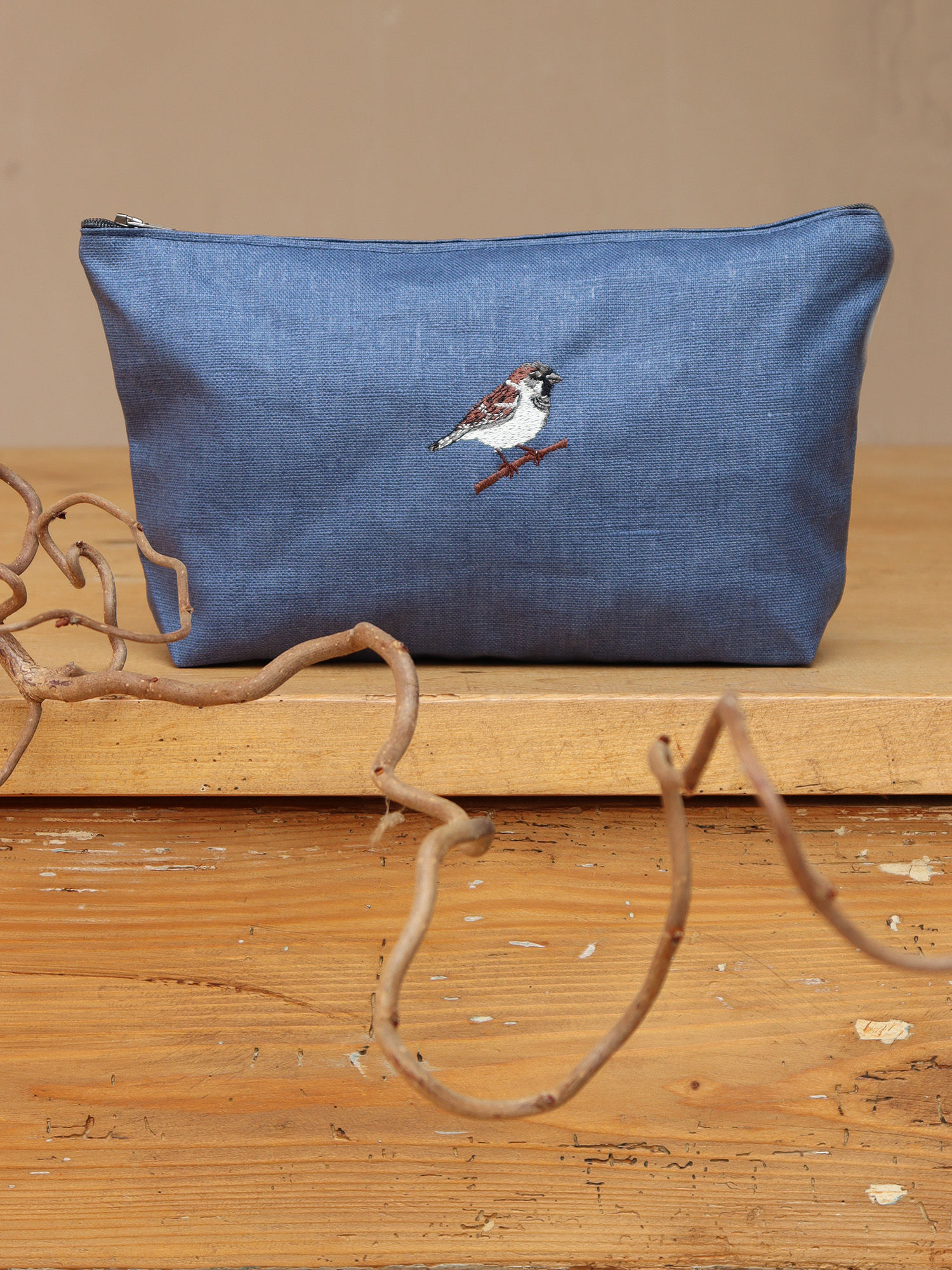 Pochette lino antimacchia ricamata con passerotto | UCCELLINI