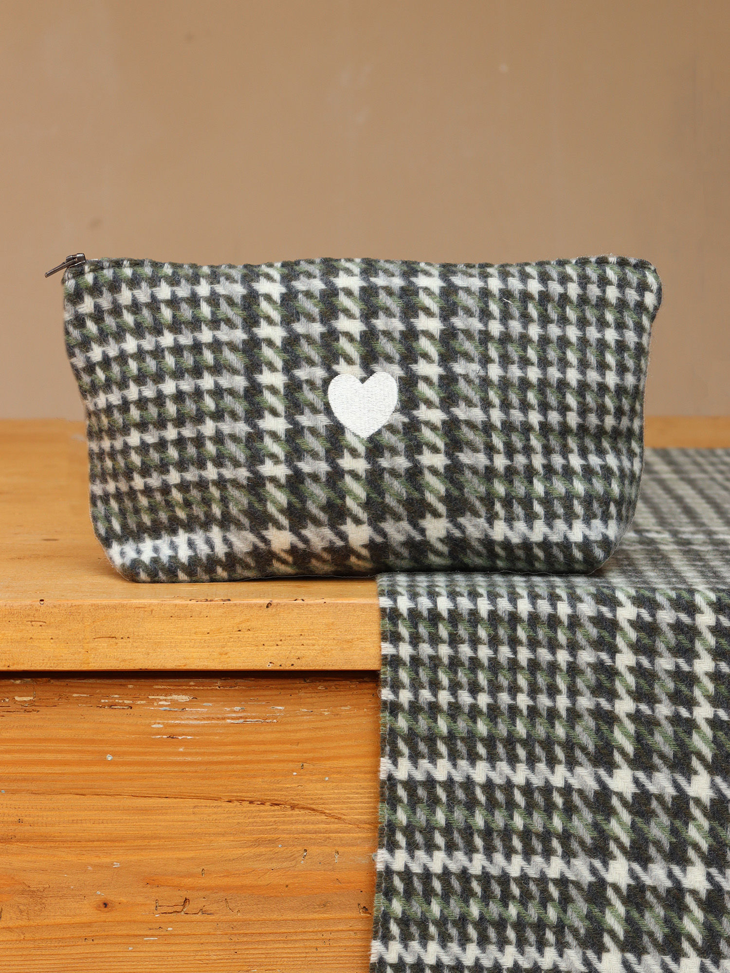 | Pochette personalizzate con ricamo | Pied de poule verde