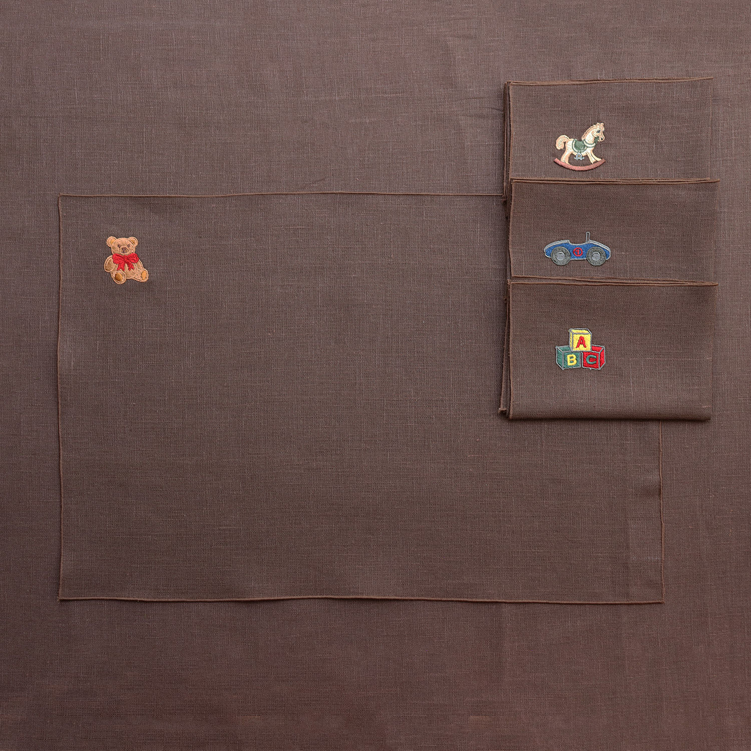 Set 4 tovagliette americane in lino ricamate con giocattoli vintage | BALOCCHI