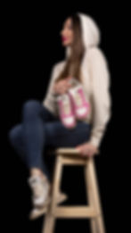 Lei non mostra solo una scarpa, ma un modo di essere. Con EP13 tra le mani, racconta un’identità autentica, 100% Made in Ital