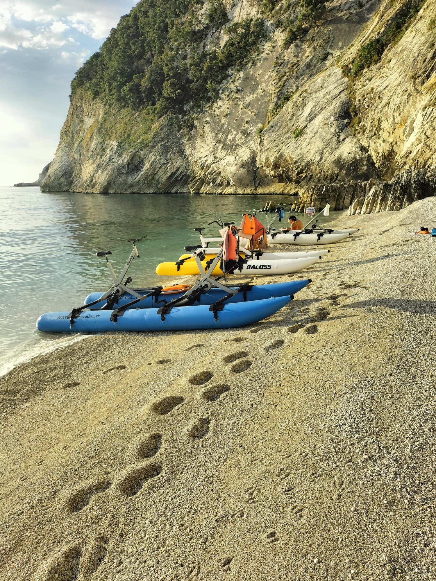 Waterbike in mare calmo, spiaggia
