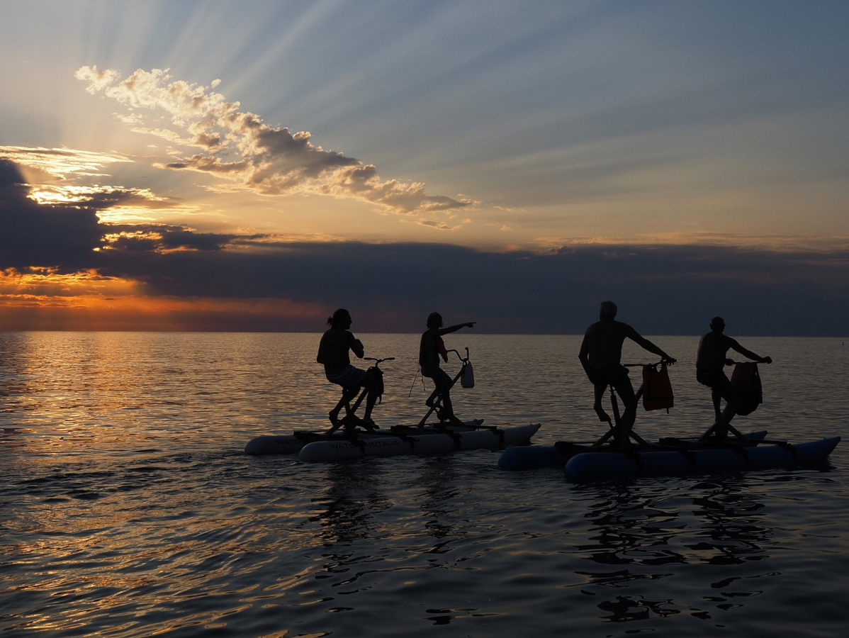 Gruppo in waterbike davanti all'orizzonte