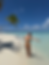Frau im Bikini genießt Strand auf den Malediven.