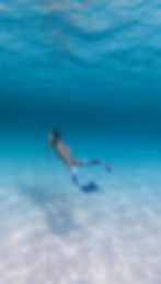 Frau beim Tauchen im klaren Wasser der Malediven
