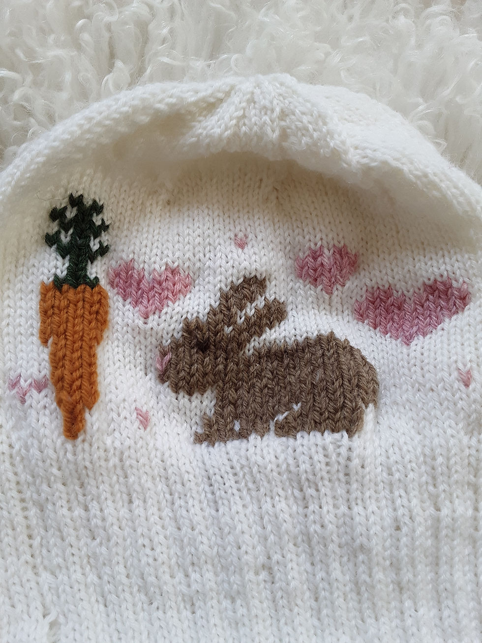 Miniatura: Modello per cappello lavorato a maglia "Coniglietto e carota".