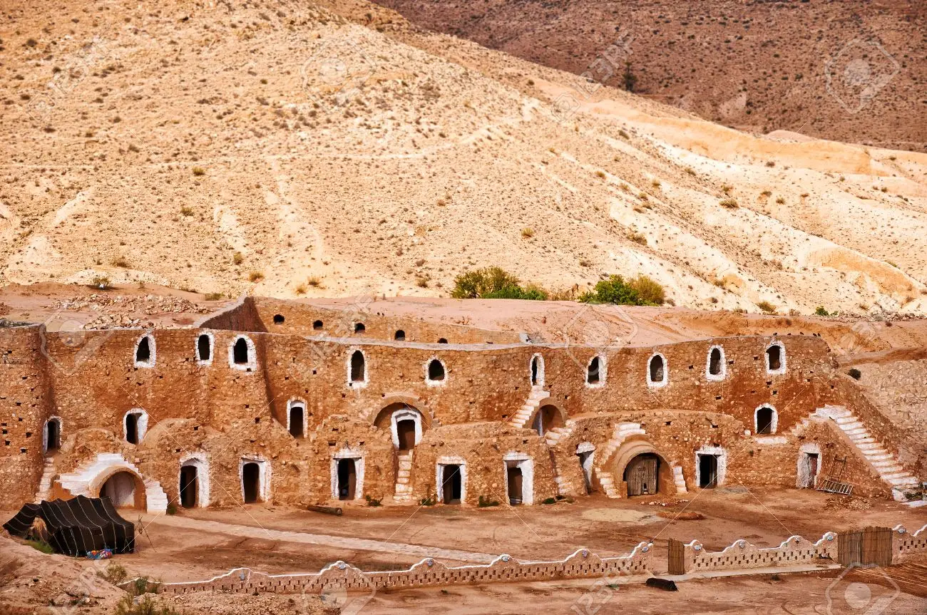 24640174-berber-höhlenbewohner-sind-matmata-tunesien.webp