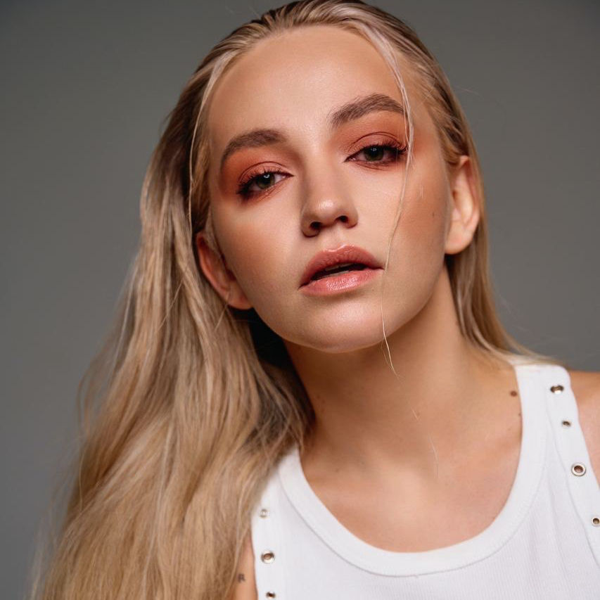 Indywidualnie dopasowany makijaż, który podkreśla charakter i indywidualność.