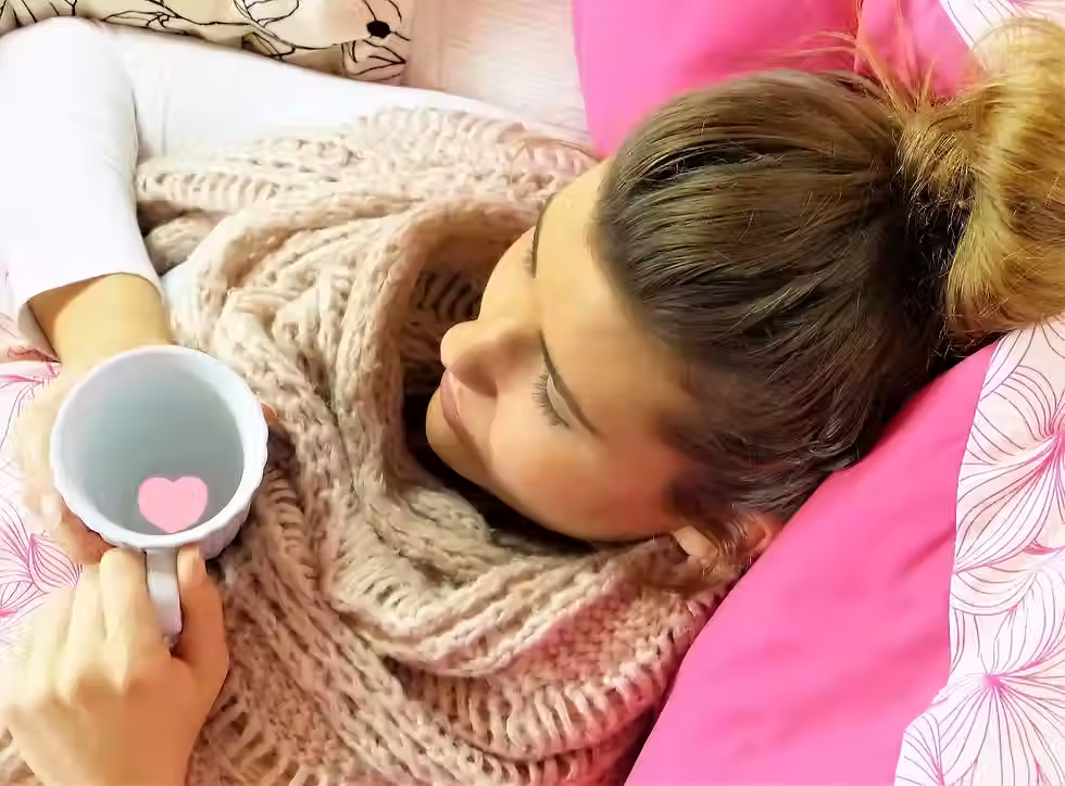Kräutertee und Ruhe helfen bei Bauchschmerzen