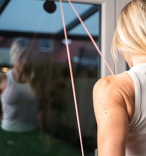 Resistenzbänder Training am Fensterrahmen