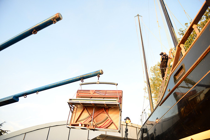Installation du piano dans le bateau