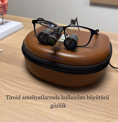 Tiroid ameliyatlarında kullanılan büyütücü gözlük
