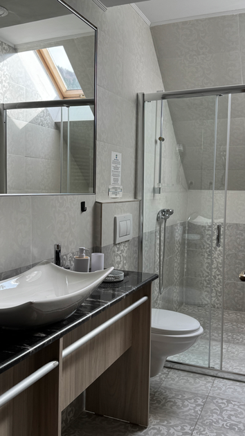 Casa Brăneană aproape de Castelul Bran
Casa Brăneană near Dracula's Castle.
Cazare aproape de punctele de interes din Bran.
Accommodation close to points of interest in Bran.