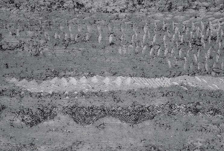 Stampflehmwand Congresszentrum Alpbach, Detailaufnahme in schwarz-weiß, Lehmschichten, Gesteinskörnung