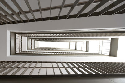 Blick Treppenauge hinauf Tratzbergsiedlung, rechteckig, Metallstreifenbrüstung, helle freundliche Atmosphäre