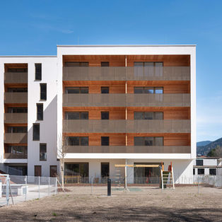 detailansicht wohnanlage tratzbergsiedlung, quadratisches baukörper mit weiß umlaufendem rahmen, dazwischen tiefe holzbalkone