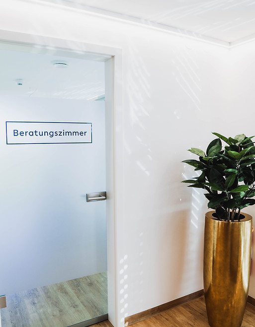 Zahnmedizin im Tower, Jan Märkle, Zahnarzt, Kaufbeuren, Ostallgäu, Praxis, Chirurgie, OP, Weisheitszähne, Holz, Logo, Montage, Implantologie mit Knochenaufbau, Zahnentfernung, Weißheitszahnentfernung, Präprothetische Chirurgie, Parodontalchirurgie
