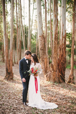 editorial-joias-para-noiva-dourada-acessorios-de-cabelo-noivos-apaixonados