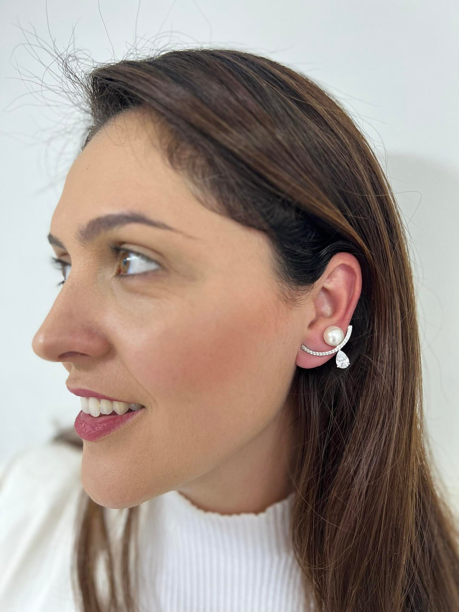 Brinco earcuff de pérolas e zircônias
