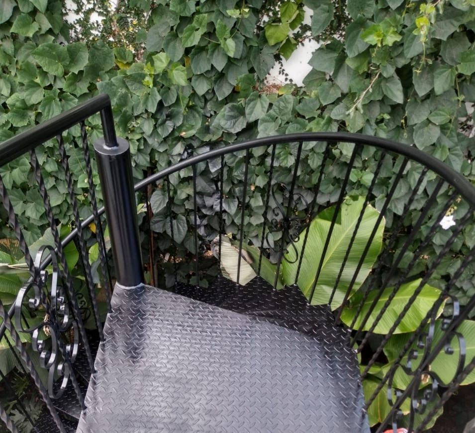 Escalera caracol forja