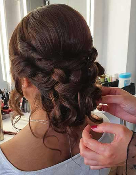 Schülerarbeit: Hochgesteckte Frisur mit Locken und Kordelelementen