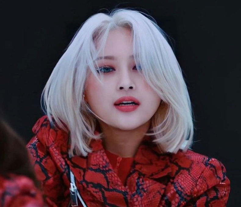 Blonde hair Siyeon from Dreamcatcher