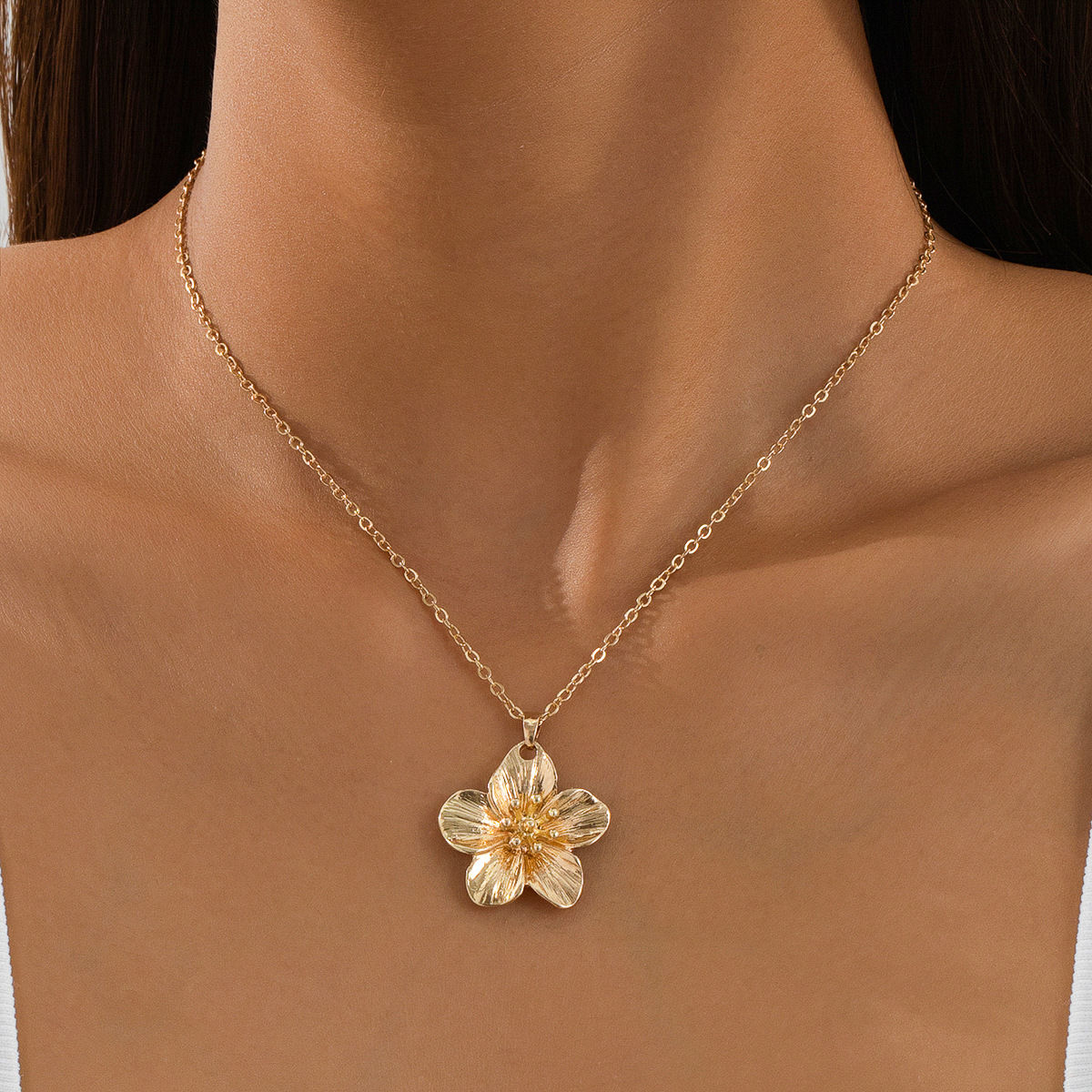 Elegant Floral Pendant Necklace