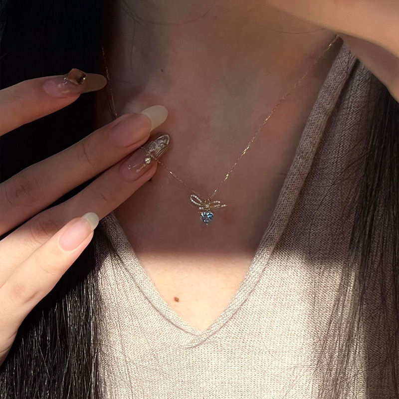 Elegante collar con forma de corazón de plata de ley 925