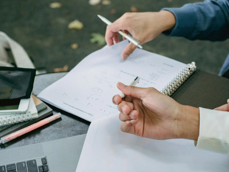 IELTS Reading True / False / Not Given sorularında kullanılan en etkili stratejiler: soruların metin içinde sıralı gelmesi, doğru paragrafı bulma, zamandan kazanma ve sınav psikolojisini yönetme