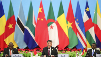 Le 1er mai 2026, dix jours avant le sommet Africa Forward de Nairobi, la Chine a supprimé l'intégralité de ses droits de douane sur les exportations de 53 pays africains, soit la totalité du continent. Ce geste spectaculaire est une offensive commerciale maitrisée, conçue pour remodeler les équilibres économiques en Afrique au moment précis où la France tente de reconstruire ses relations avec le continent et où Washington laisse les pays africains dans l'incertitude.