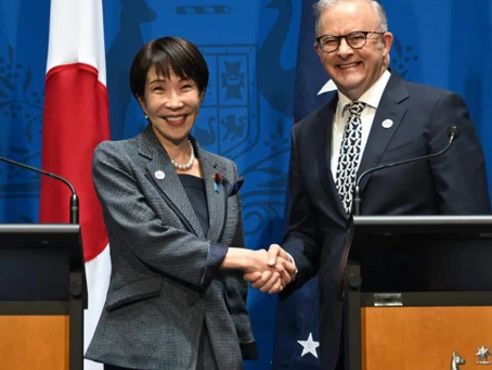 Le 4 mai 2026, à Canberra, Sanae Takaichi et Anthony Albanese ont signé une série d'accords sur la défense, la cybersécurité et les minéraux critiques. Près de 1,67 milliard de dollars australiens seront ? débloqués. Des frégates de guerre commandées. Un pacte cyber. Sur le papier, c'est une visite d'État comme il en existe d'autres. Mais derrière les poignées de main, c'est quinze ans de leçons tirées d'un embargo chinois qui se concrétisent.