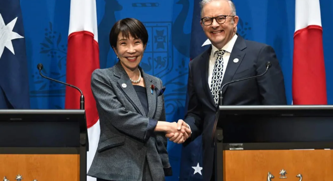 Le 4 mai 2026, à Canberra, Sanae Takaichi et Anthony Albanese ont signé une série d'accords sur la défense, la cybersécurité et les minéraux critiques. Près de 1,67 milliard de dollars australiens seront ? débloqués. Des frégates de guerre commandées. Un pacte cyber. Sur le papier, c'est une visite d'État comme il en existe d'autres. Mais derrière les poignées de main, c'est quinze ans de leçons tirées d'un embargo chinois qui se concrétisent.